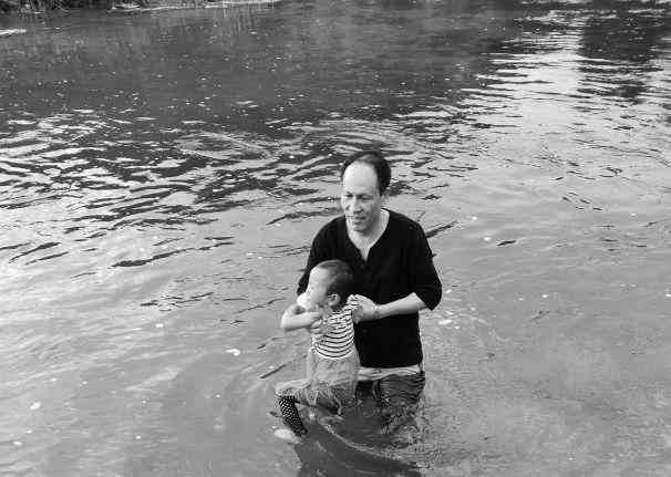 洛南县扶贫干部下乡途中勇救落水儿童
